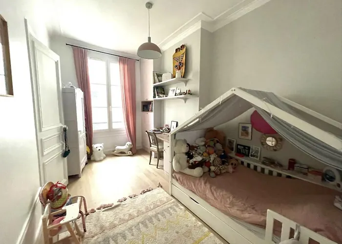 3 Bedrooms In Montmartre Διαμέρισμα *