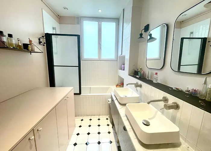 3 Bedrooms In Montmartre Παρίσι